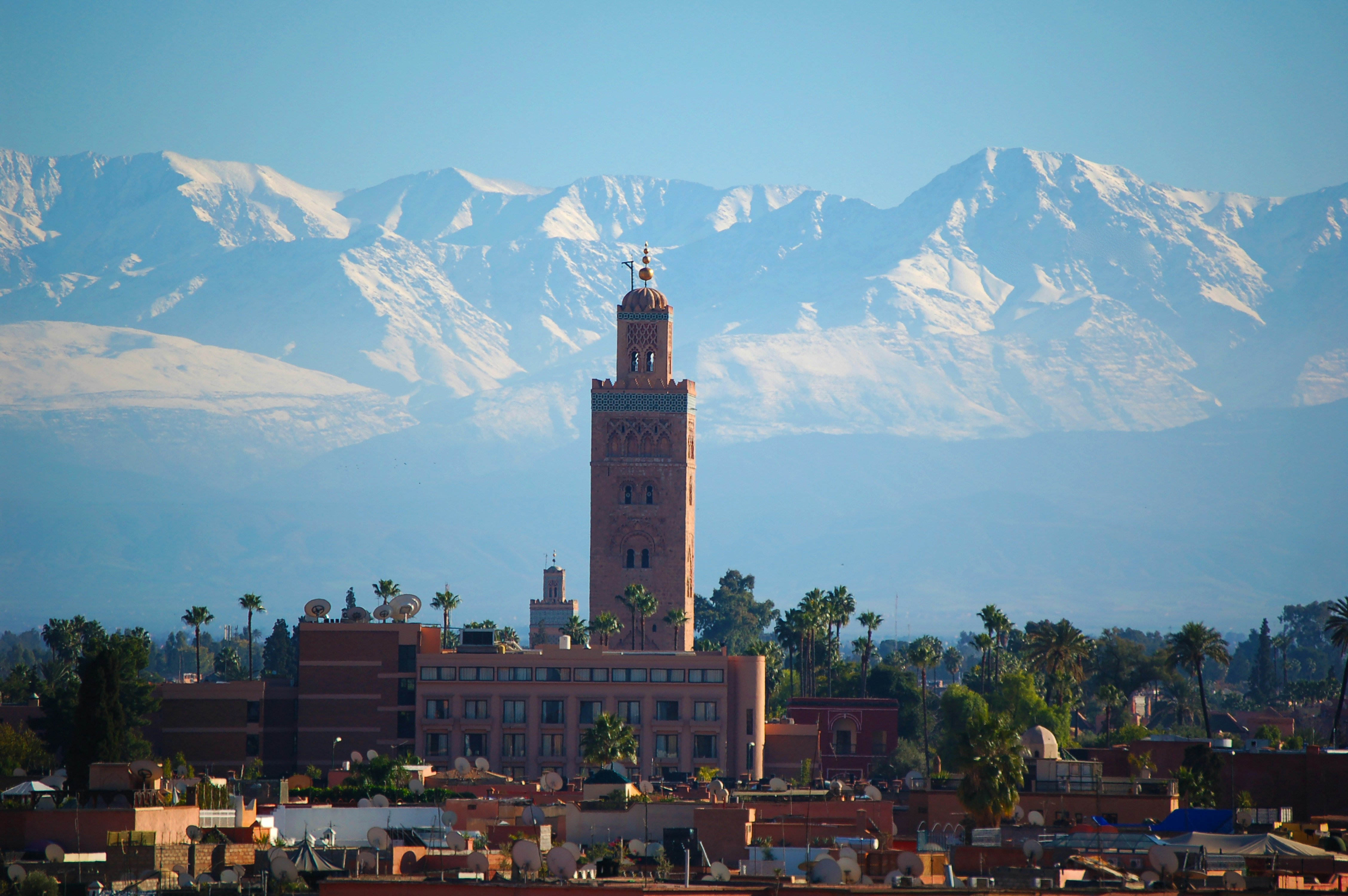 Vue sur l'Atlas depuis une terrasse de Marrakech